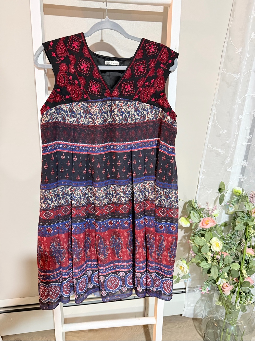 Sleeveless Embroidered Patterned Mini Dress - Red & Black